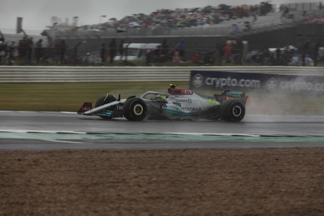雨のF1マシン